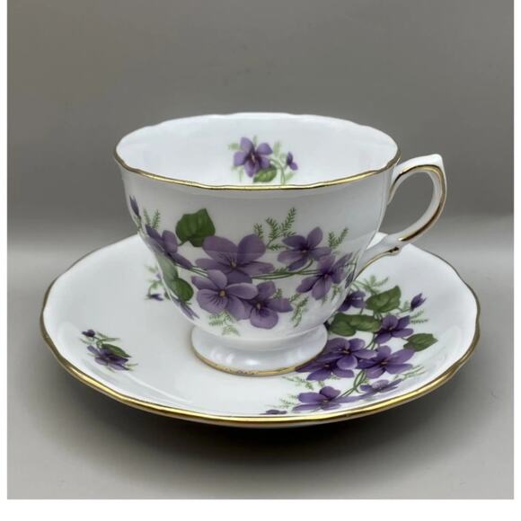 Vintage Royal Vale Tea Cup and Saucer Set, Violets - Picture 4 of 7